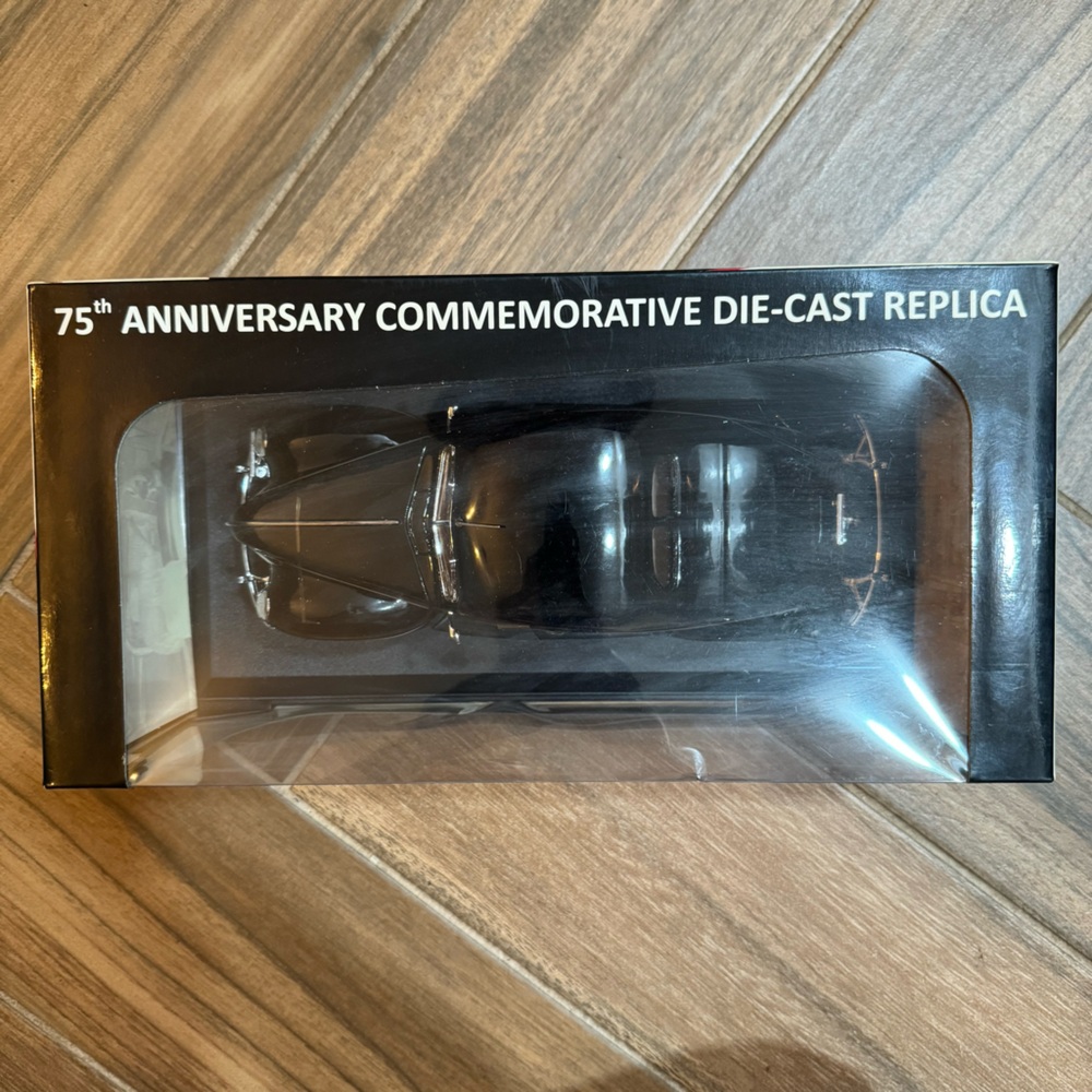 1939 FORD DE LUXE 75th Anniversary Commemorative Die-Cast Replica